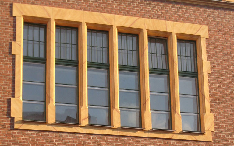 Stahlbeton Fenstergewände mit nachträglicher Farbbeschichtung für die Goethe Schule in Potsdam
