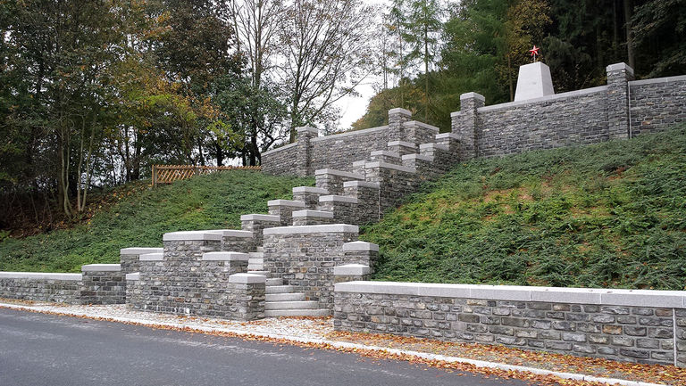 Mauer und Pfeilerabdeckung am Kriegerdenkmal in Sorgau