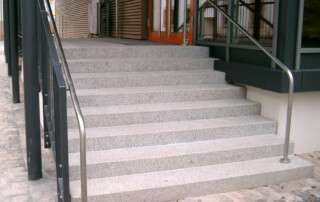 Terrazzo-Blockstufen und Podestplatte für die Turnhalle des Bildungszentrums Frankenberg