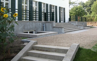 Blockstufen und Mauerabdeckung aus Betonwerkstein mit Muschelkalk scharriert in der von Estorff Villa in Potsdam