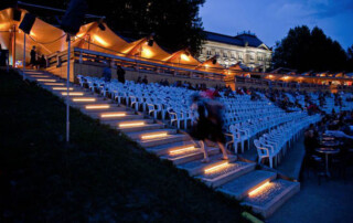 Sichtbeton-Treppenstufen als U-Elemente mit LED-Beleuchtung, Trittflächen aus Granitpflaster am Königsufer Dresden
