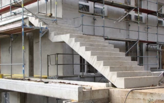 Oberflächenfertige Fertigteiltreppenläufe mit und ohne Profilierung und freitragende Podestplatten, Oberfläche Betonwerkstein gestockt für die Villa Fürbringer in Gera