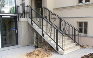 Oberflächenfertige Fertigteiltreppenläufe mit und ohne Profilierung und freitragende Podestplatten, Oberfläche Betonwerkstein gestockt für die Villa Fürbringer in Gera