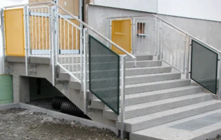 Stahlbeton-Treppenwangen und freitragende Blockstufen und Podeste aus Betonwerkstein für die Sanierung der Grundschule in Kaltennordheim