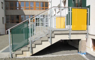 Stahlbeton-Treppenwangen und freitragende Blockstufen und Podeste aus Betonwerkstein für die Sanierung der Grundschule in Kaltennordheim