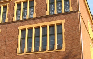 Stahlbeton Fenstergewände mit nachträglicher Farbbeschichtung für die Goethe Schule in Potsdam