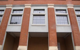 Fenstergewände aus Betonwerkstein mit Muschelkalk, Oberfläche scharriert für das ehemalige Heizkraftwerk in Erfurt