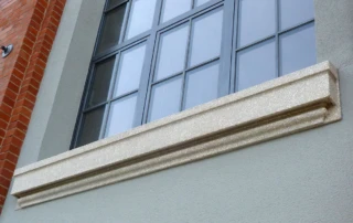 Fenstergewände aus Betonwerkstein mit Muschelkalk, Oberfläche scharriert für das ehemalige Heizkraftwerk in Erfurt
