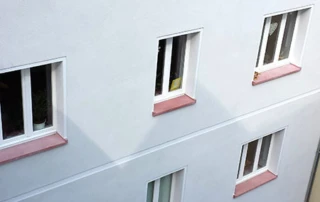 Außensohlbänke für Mehrfamilienhaus