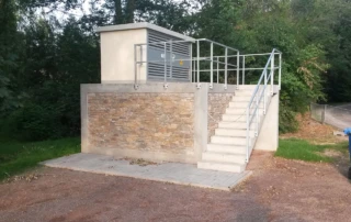 fertiger Schaltschrankunterbau und Treppe für Niederwiesa