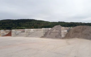 Verwendung von zusammengesetzten Betonblock-Steinen als Begrenzung für Schuttgüter