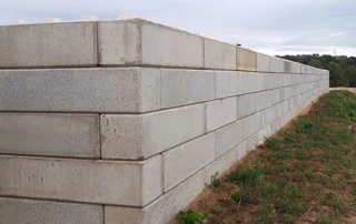 Verwendung von zusammengesetzten Betonblock-Steinen als Begrenzung für Schuttgüter
