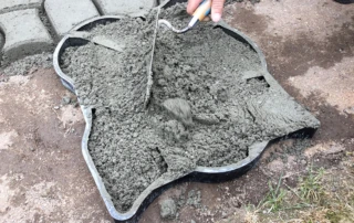 Gestaltung eines Gartenweges mit selbst gegossenen Betonsteinen