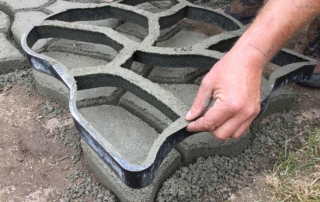 Gestaltung eines Gartenweges mit selbst gegossenen Betonsteinen