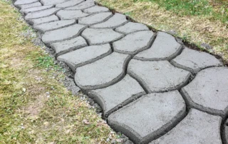 Gestaltung eines Gartenweges mit selbst gegossenen Betonsteinen