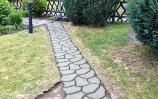 Gestaltung eines Gartenweges mit selbst gegossenen Betonsteinen