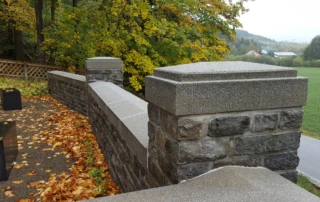 Pfeiler- und Mauerabdeckung am Kriegerdenkmal in Sorgau