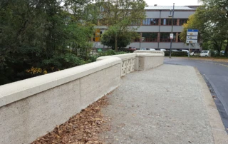 Mauerabdeckung für eine Brücke in Halle