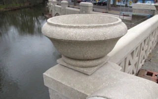 Mauer und Pfeilerabdeckung für eine Brücke in Halle