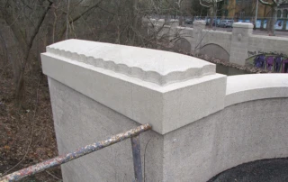 Mauer und Pfeilerabdeckung für eine Brücke in Halle