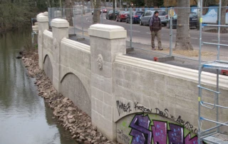 Mauer und Pfeilerabdeckung für eine Brücke in Halle