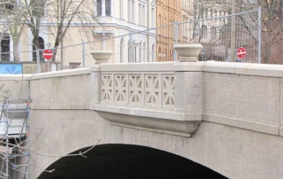 Mauer und Pfeilerabdeckung für eine Brücke in Halle