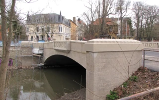 Mauer und Pfeilerabdeckung für eine Brücke in Halle