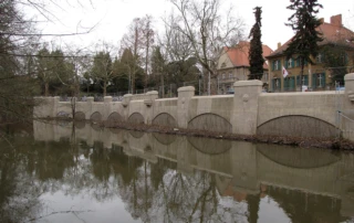 Mauer und Pfeilerabdeckung für eine Brücke in Halle