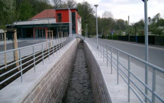 Mauerabdeckung für eine Flussbegrenzung in Frankenberg Hammertal