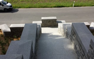 Mauerabdeckung am Kriegerdenkmal in Sorgau