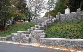 Mauer und Pfeilerabdeckung am Kriegerdenkmal in Sorgau