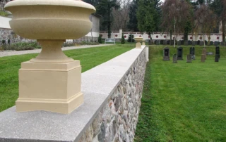 Mauer und Pfeilerabdeckung für das Schloss Neustrehlitz