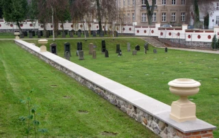 Mauer und Pfeilerabdeckung für das Schloss Neustrehlitz