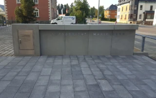 Betonkasten als abgrenzendes Element und integrierter Zugangstür für das Amtsgericht in Marienberg