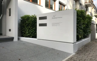 Betonkasten als abgrenzendes Zaunelement