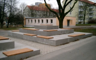 Parkbänke auf verschiedenen Ebenen