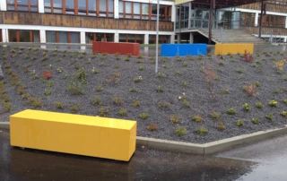 Parkbänke für eine Grundschule