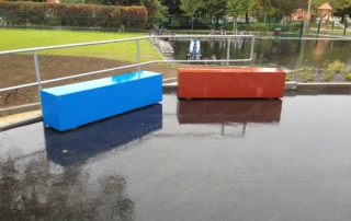 Parkbänke für eine Grundschule
