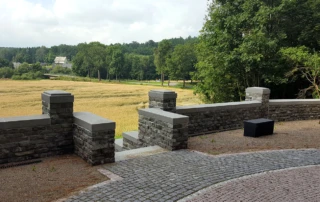 Pfeiler- und Mauerabdeckung am Kriegerdenkmal in Sorgau