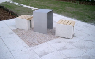 Sitzgruppe Chemnitz mit zwei Hockern und Tisch