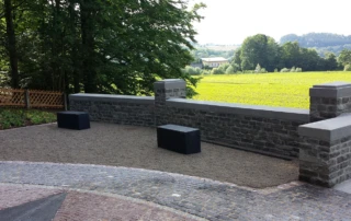 Sitzhocker am Kriegerdenkmal in Sorgau
