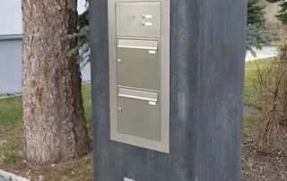 Torsäule mit integrierter Briefkastenanlage sowie Klingel- und Wechselsprechanlage