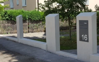 Zaun - und Torsäulen inklusive passender Sockelelemente und integrierter Briefkastenanlage