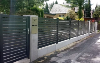Zaun - und Torsäulen inklusive passender Sockelelemente und integrierter Briefkastenanlage