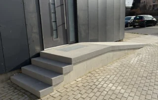 Blockstufen mit Rampe
